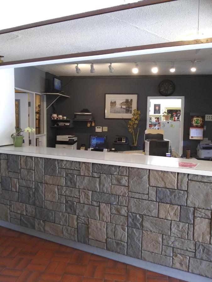Haida Way Motor Inn Port Mcneill Ngoại thất bức ảnh